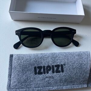 Izipizi black polarized sunglasses.